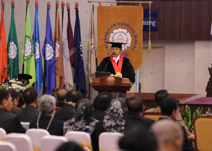 Jaksa Agung RI Beri Ulasan Orasi Ilmiah Pengukuhan Profesor Kehormatan Dr. Bambang Sugeng di UNS