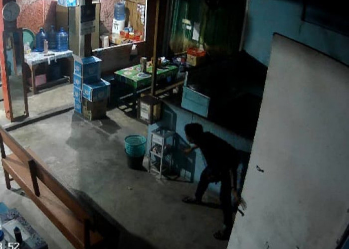 Aksi Pencurian di Tanah Patah Terekam CCTV, Tabung Gas dan Kotak Amal di Warung Siomay Raib