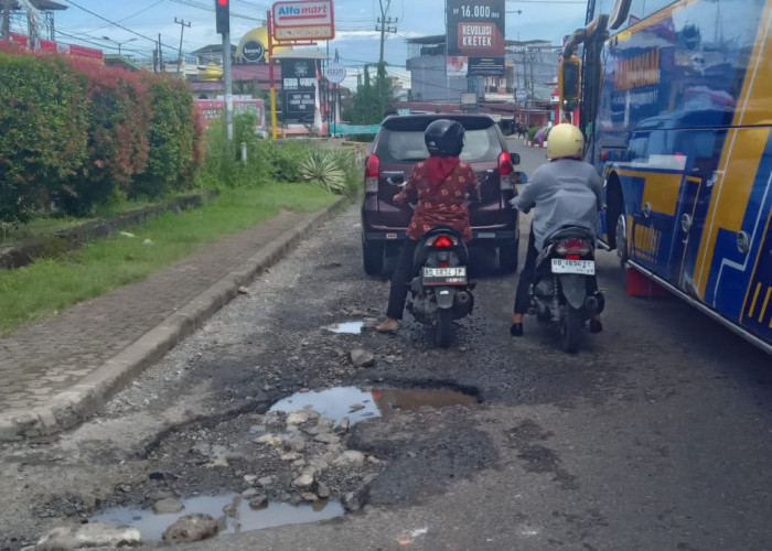 Jalan Berlubang di Simpang Polda Bengkulu Bahayakan Pengendara