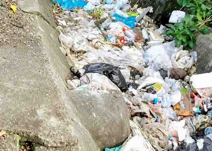 Viral Sampah di Selokan Pasar Ampera, Ini Tanggapan Petugas Kebersihan Pasar
