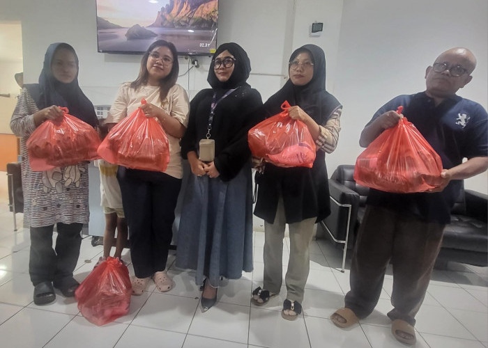 Tradisi Berbagi Ramadan, Bencoolen Mall Salurkan 150 Paket Sembako untuk Warga Sekitar