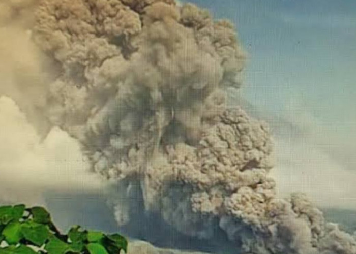 Erupsi Gunung Semeru: Pagi Ini Masih Luncurkan Awan Panas Sejauh 1.000 Meter