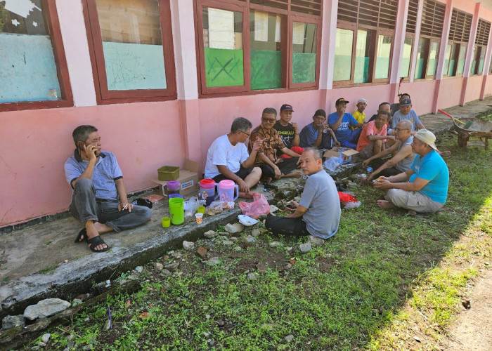 Minggu Pagi, Sukatno Bersama Warga Cempaka Permai Gotong Royong dan Bahas Gagasan Daur Ulang Sampah