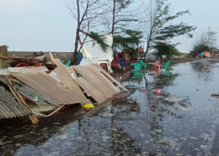 Warung di Pantai Abrasi Mukomuko Hancur Dihantam Ombak