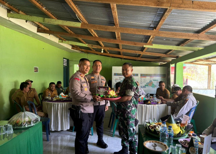 Kapolsek Ketahun Kunjungi Koramil 423, Beri Kejutan HUT TNI ke-79