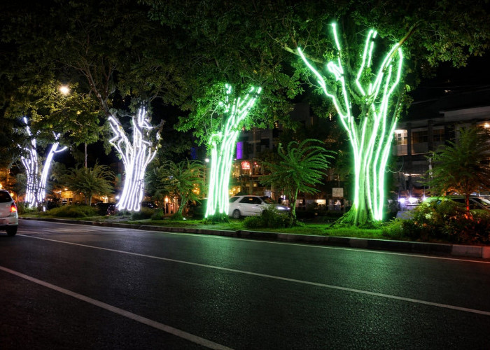 Percantik Wajah Kota, Pemkot Bengkulu Pasang 35 Unit Lampu Hias di Jalan Jenderal Sudirman