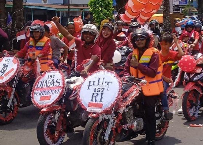 Meriahkan HUT ke-79 Indonesia, Mayarakat Antusias Ikuti Pawai Karnaval di Argamakmur