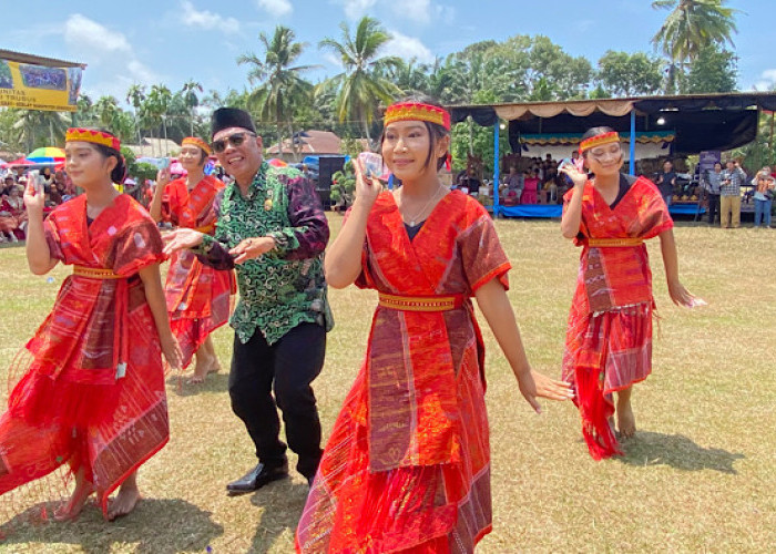 Meriahkan HUT Provinsi Bengkulu ke-55, Yurman Hamedi Gelar Pagelaran Budaya di Desa Karya Bakti
