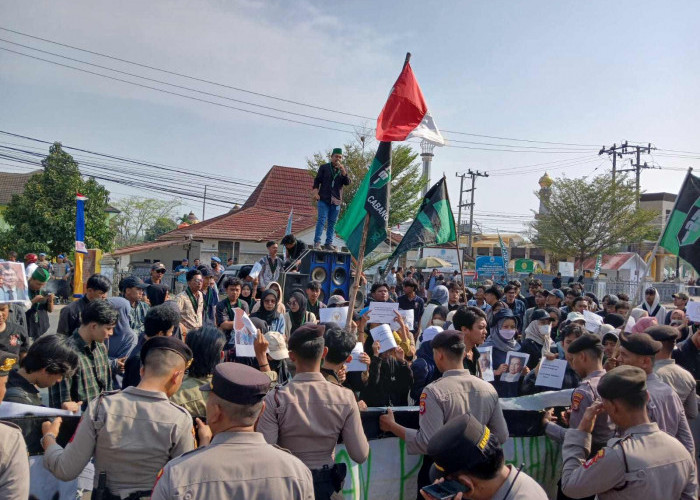 HMI Bengkulu Gelar Demonstrasi Darurat Indonesia di Gedung DPRD Provinsi Bengkulu