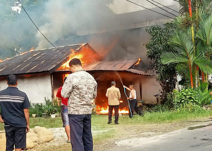 BREAKING NEWS: Isi BBM, Si Jago Merah Hanguskan Rumah di Bengkulu Utara