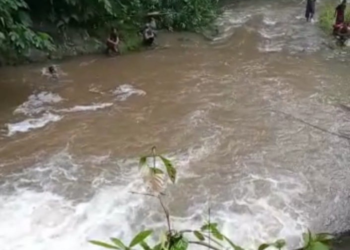 Breaking News: Mandi di Sungai Pelajar SMP di Bengkulu Tengah Hanyut 
