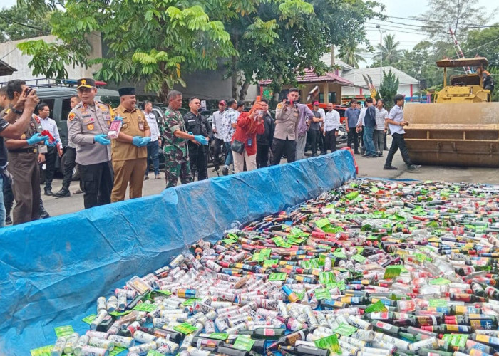 Musnahkan Hasil Operasi Pekat Nala 2, Ribuan Botol Miras dan Ratusan Sachet 'Obat Batuk' Dilebur 