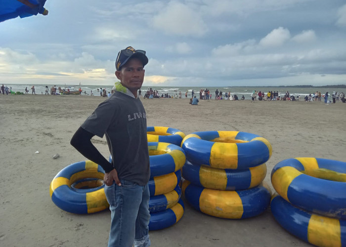 Jasa Penyewaan Ban di Pantai Zakat Bengkulu Raup Cuan Melimpah Saat Libur Lebaran