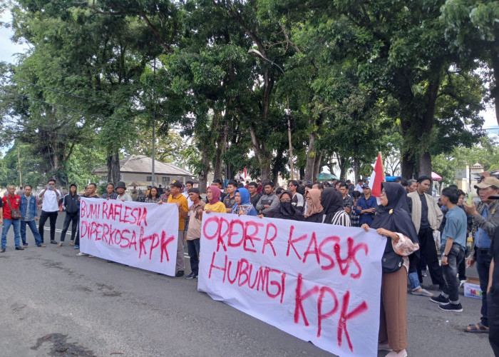 Aliansi Masyarakat Orasi di Depan Mapolresta Bengkulu Usai Penangkapan Gubernur Oleh KPK