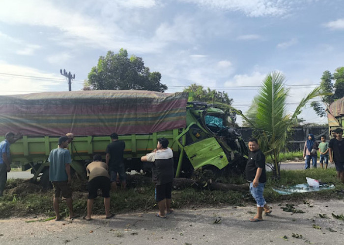 Kecelakaan Subuh Tadi, Truk Batu Bara Naik Median Jalan Soeprapto Dalam Usai Hindari Motor