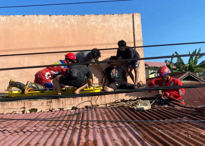 Perbaiki Genteng Bocor, Pria 50 Tahun Tersengat Listrik Saat Berada di Atas Atap