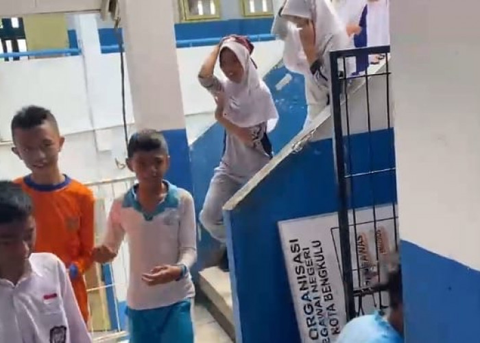 MPLS Hari Kedua, Siswa Baru SMPN 1 Kota Bengkulu Dibekali Simulasi Siaga Bencana