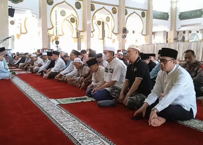 Salat Gerhana Matahari Berjamaah di Masjid Raya Baitul Izzah Bengkulu