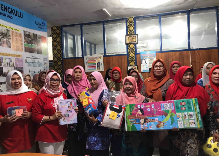 Percepat Penurunan Stunting, DP3AP2KB Kota Bengkulu Bagikan 31 Sarana BKB Kit