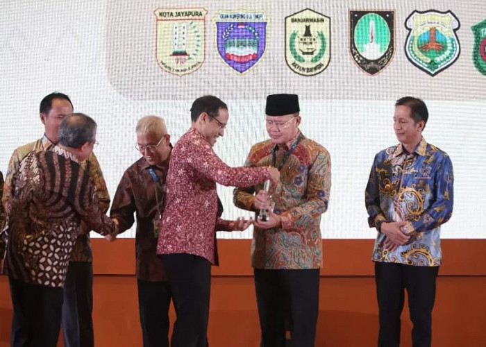 Gubernur Rohidin Mersyah Terima Penghargaan Revitalisasi Bahasa Daerah dari Mendikbudristek RI