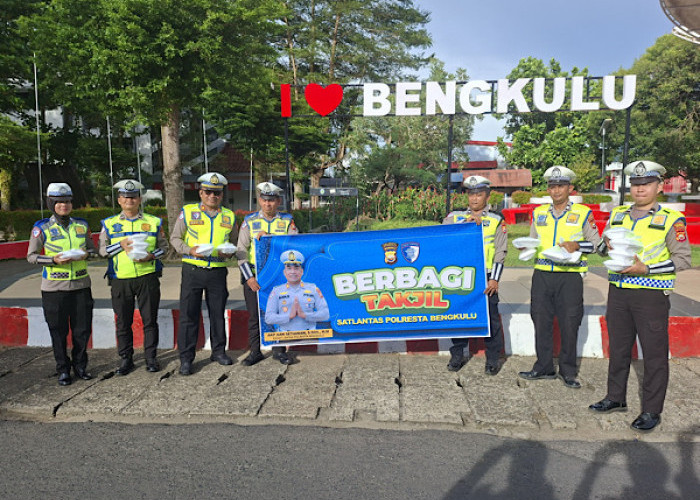 Hiasi Ramadan dengan Kepedulian, Satlantas Polresta Bengkulu Tebar Takjil di Simpang Lima