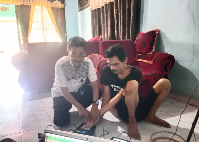 Dukcapil Kota Bengkulu Kunjungi Masyarakat Penyandang Disabilitas untuk Perekaman e-KTP