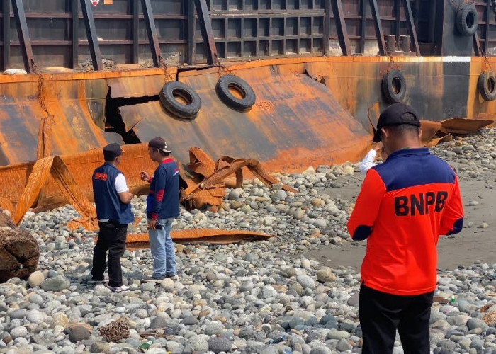 Sebulan Terdampar di Pantai Desa Gunung Kayo , Kapal Tongkang Pasir Putih Mulai Rusak Dihantam Ombak