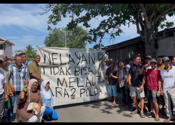 Protes Penahanan BBM, Puluhan Nelayan Malabero Gelar Aksi Bakar Ban di Jalan