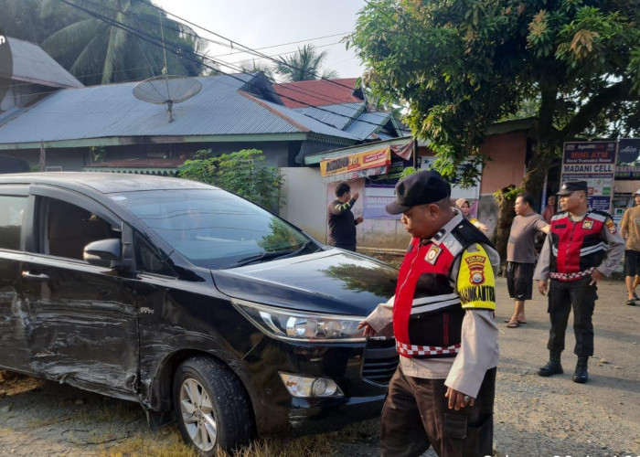 Gara-gara Elakkan Lubang Jalan, Avanza Putih Hantam Mobil Dinas Kakan Kesbangpol Seluma