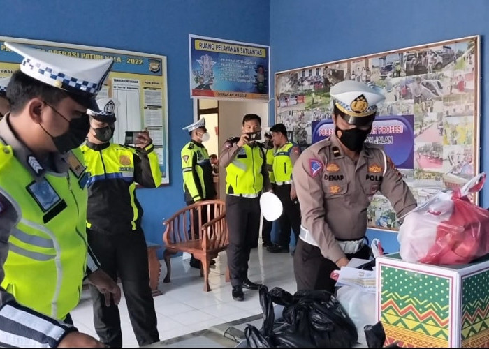 Satlantas Polres Mukomuko Berbagi 300 Paket Sembako