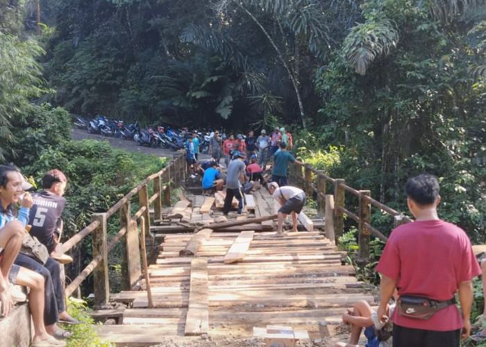 Usai Diperbaiki Polisi dan Warga, Jembatan Desa Cawang Seluma Kini Dijaga dari Truk Muatan Berat