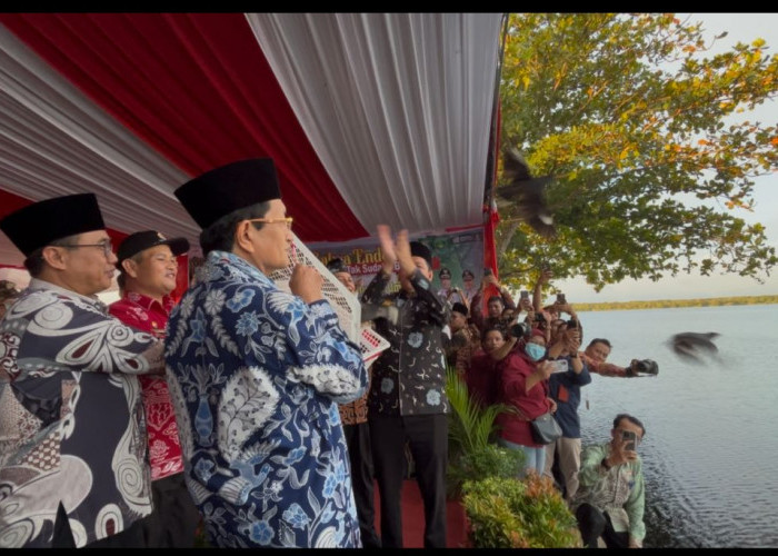 Jaga Ekosistem Alam, Menteri Agama Lepas Ribuan Bibit Ikan dan Burung di Danau Dendam Tak Sudah