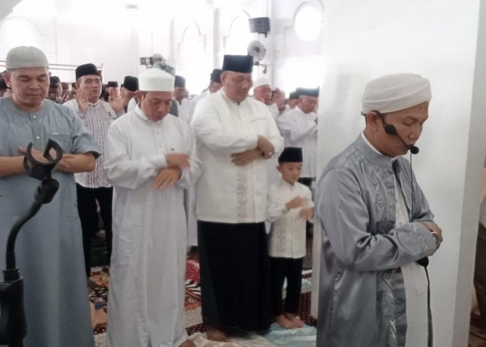 Khidmat, Walikota dan Forkopimda Bengkulu Salat Idulfitri di Masjid Merah Putih