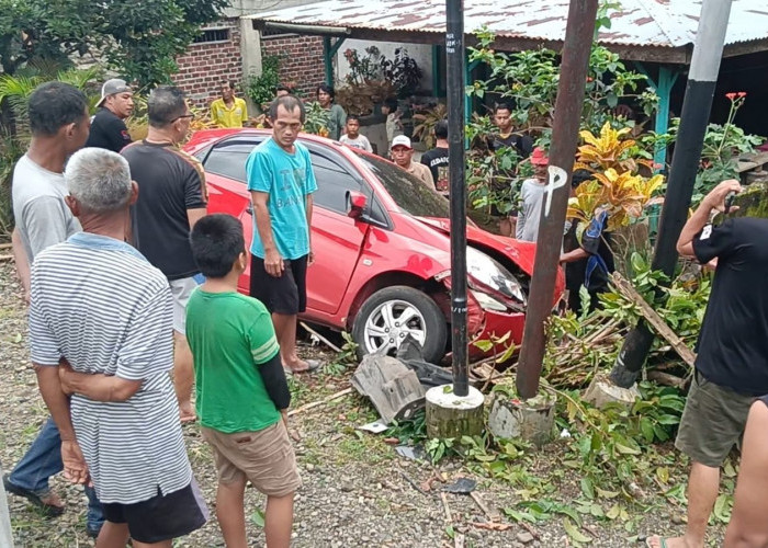 Sopir Diduga Mengantuk, Minibus Masuk Pekarangan Rumah Warga di Taba Penanjung