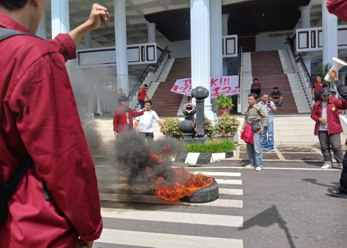 Aksi Penolakan Kenaikan PPN 12 Persen  Bakar Ban di Gedung DPRD Provinsi Bengkulu 