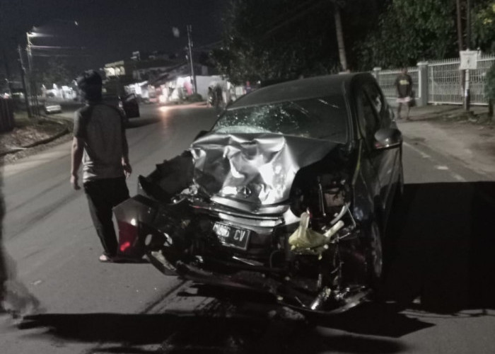 Dua Mobil Tabrakan Adu Banteng Tadi Malam, Kedua Sopir Luka