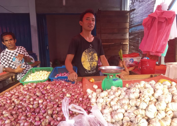 Pedagang di Pasar Panorama Tepis Isu Harga Bawang Merah Melonjak hingga Rp100.000 per Kg