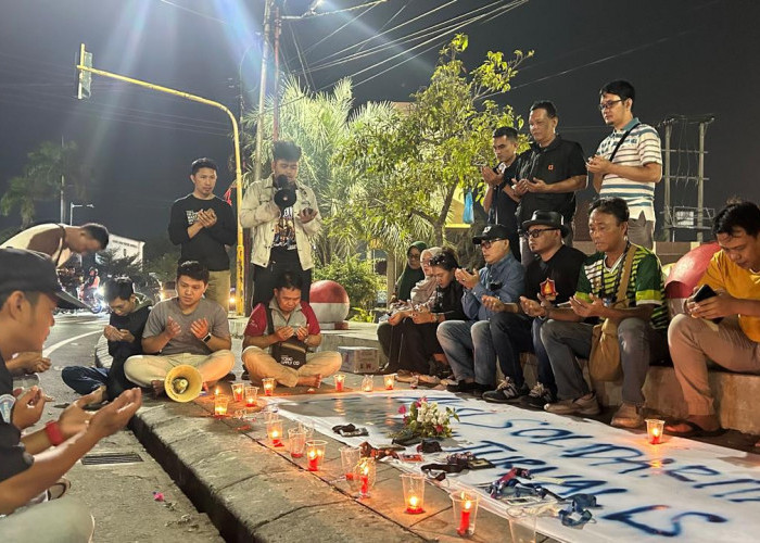 Lilin Solidaritas Menyala di Bengkulu, Wartawan Desak Pencarian 5 Jurnalis Hilang di Selat Sunda Diperpanjang