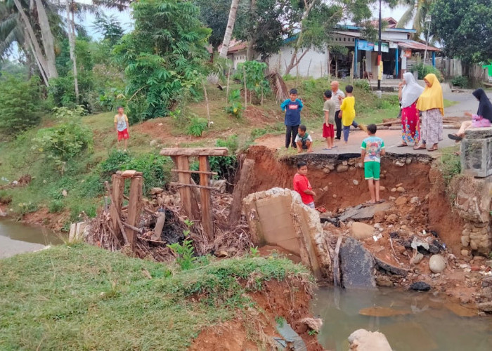 Tergerus, Jembatan Penghubung 3 RT Putus 