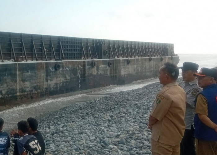 Dihantam Gelombang Kuat, Tongkang Pengangkut Pasir Putih Terdampar di Pantai Bunga Mas