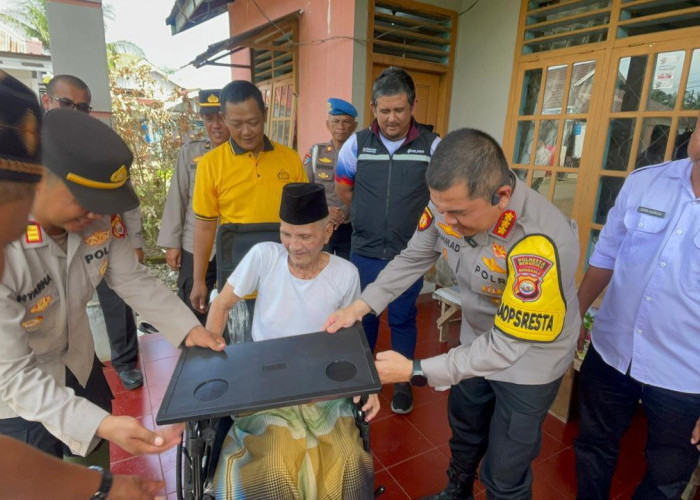 Bagikan 12 Kursi Roda, Bantuan Sosial Polresta Bengkulu Jangkau Warga Kampung Melayu
