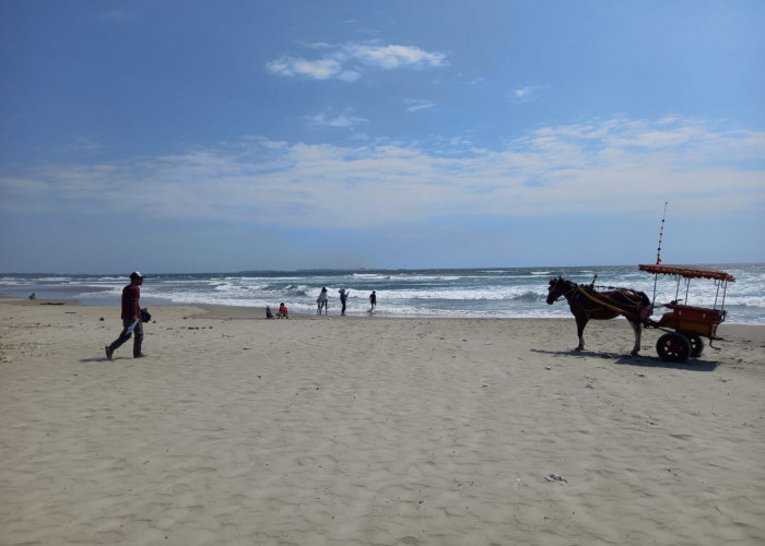 Libur Nataru, Gubernur Ingatkan Larangan Mandi Bagi Pengunjung di Pantai Panjang