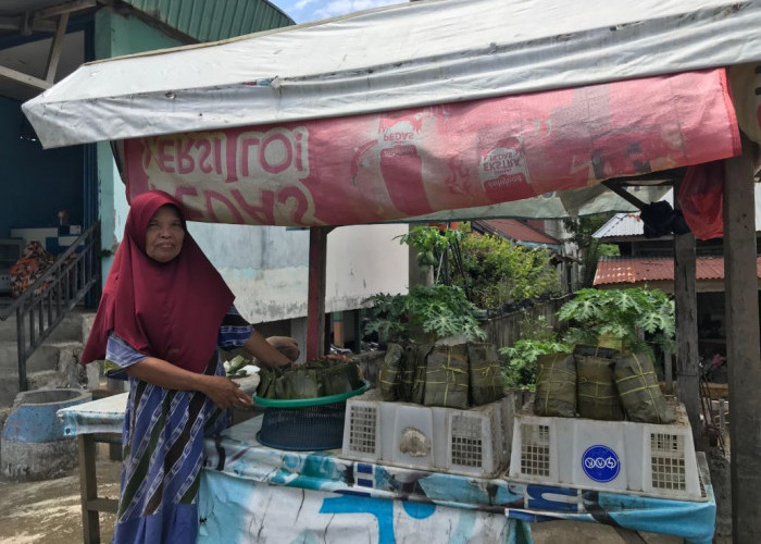 Kisah Ibu Gadis, Lestarikan Kuliner Khas Bengkulu Pendap dan Kue Bongkol