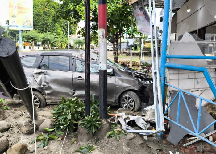 Calya Tabrak Toko Baju di Tanah Patah, Pengemudi Mobil Langsung Kabur 