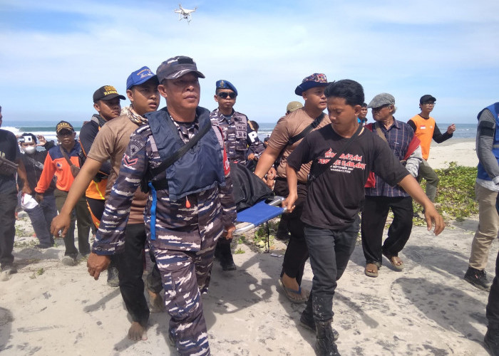 Tim SAR Lanal Bengkulu Turut Serta dalam Pencarian Warga Palembang yang Tenggelam di Pantai Panjang