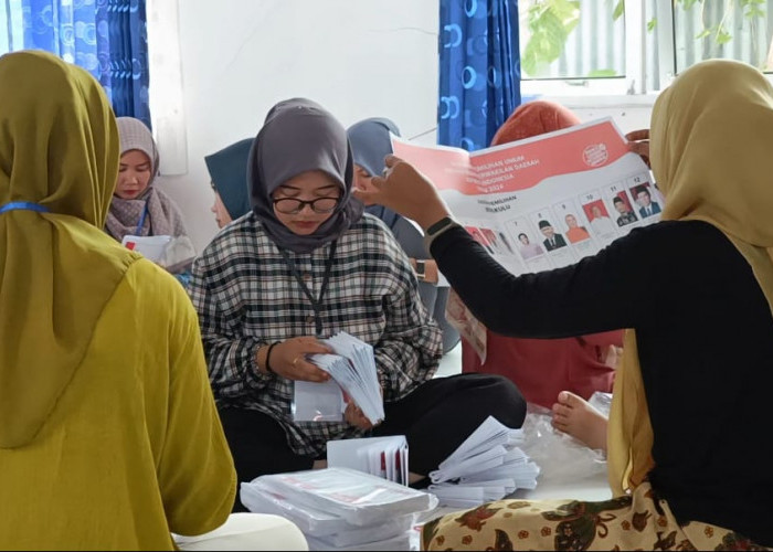 Pelipatan Surat Suara Pemilu 2024, KPU Mukomuko Kerahkan Hampir 100 Orang per Hari
