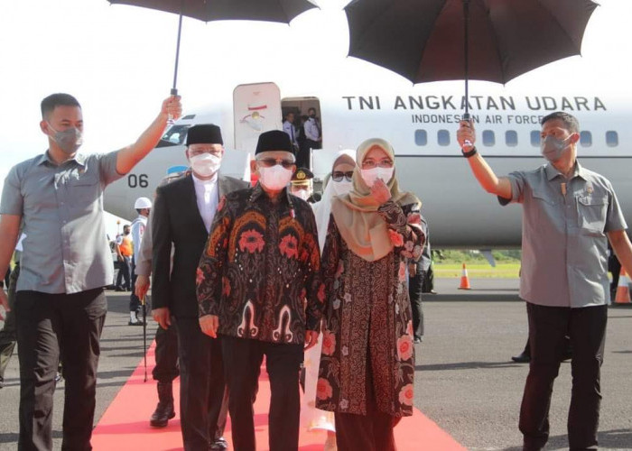 Tiba di Bengkulu, KH. Ma'ruf Amin dan Istri Gunakan Batik Bermotif Bunga Ikonik Bengkulu