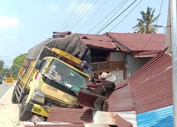Elak Mobil Box, Truk Angkut Pestisida Tabrak Rumah Warga di Kaur