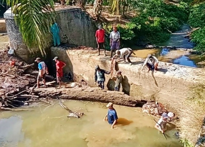 Warga Tiga Kelurahan Gotong Royong Perbaiki Bendungan Air Ngalam
