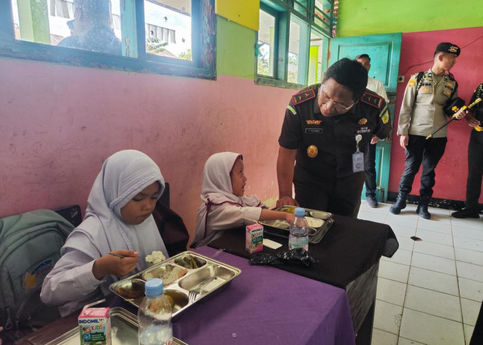 Kajati Bengkulu Hadiri Kegiatan Makan Siang Bergizi di SDN 89 Bengkulu